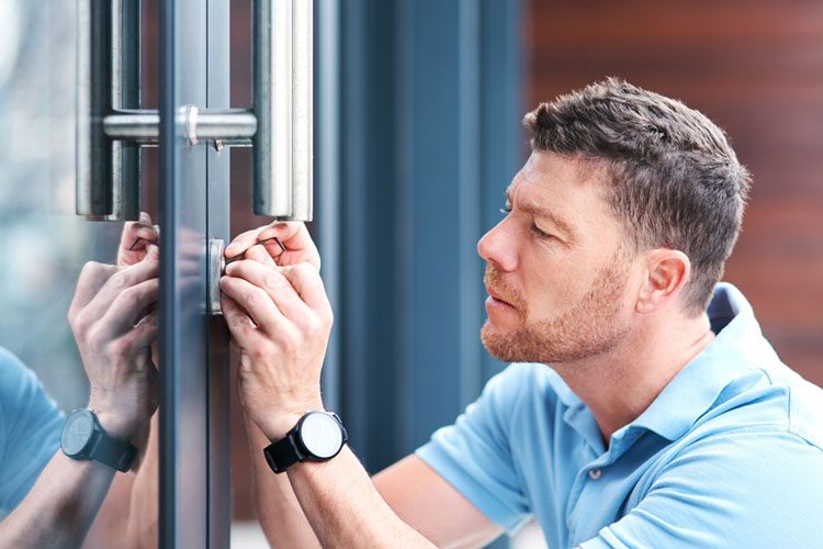 Ways a Locksmith Technician Can Improve a Commercial Building