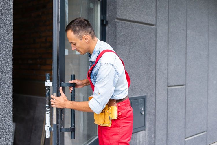 Top 10 Benefits of Hiring a Professional Locksmith